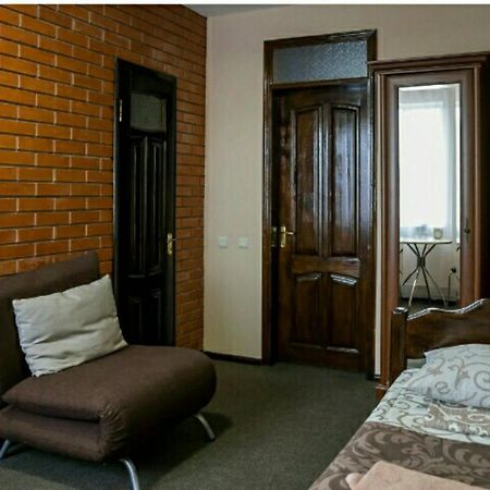 Hotel-restaurant complex S Legkim Parom Brovari Kültér fotó
